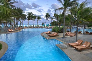 The Pyramid at Grand Oasis Cancún | Deluxe All Inclusive